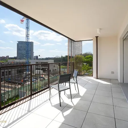 Modern House דירה